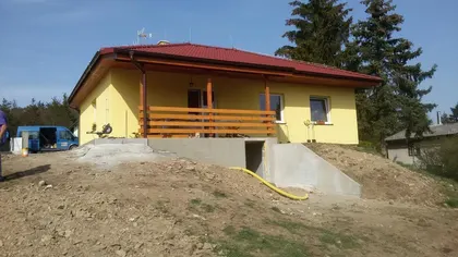 Rodinný dům s dlážděnou terasou a zpevněnou plochou kolem domu