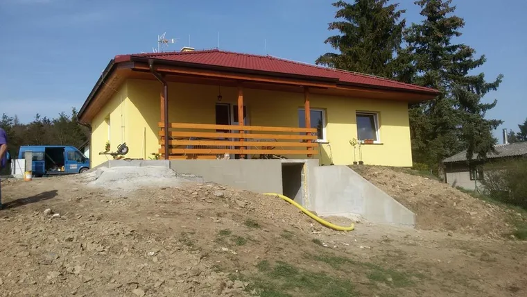 Rodinný dům s dlážděnou terasou a zpevněnou plochou kolem domu