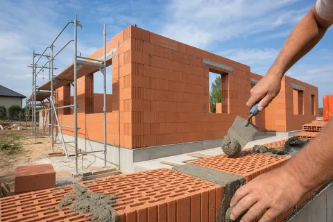 Cihlová hrubá stavba rozestavěného rodinného domu