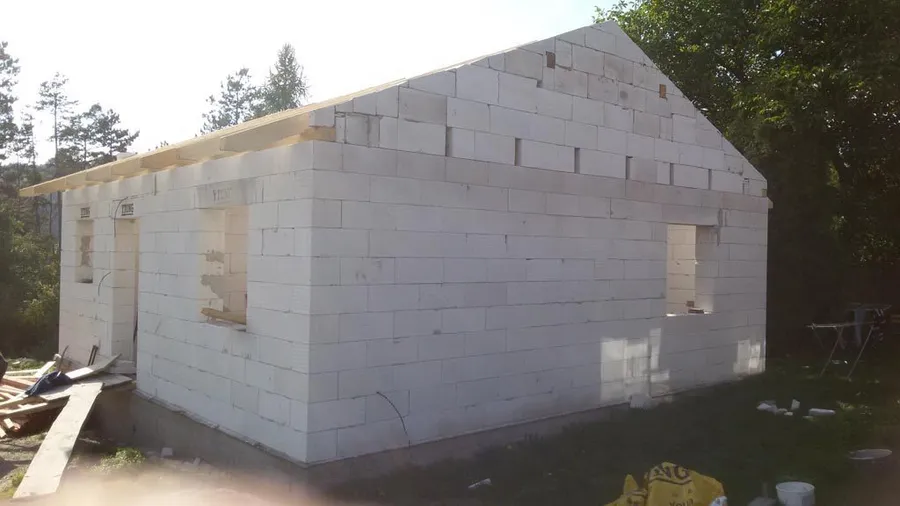Rozestavěná stavba rodinného domu z porobetonu s konstrukcí střechy