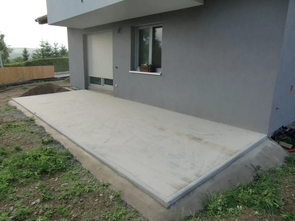 Detail štítu rozestavěného cihlového rodinného domu