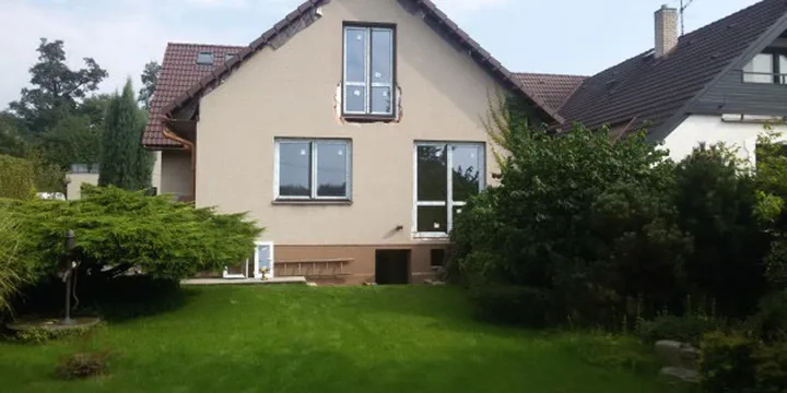 Zrekonstruovaný rodinný dům z pohledu od zahrady